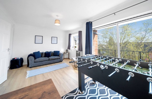 Chic 2 bedroom Flat; wifi, smart TV, foosball table