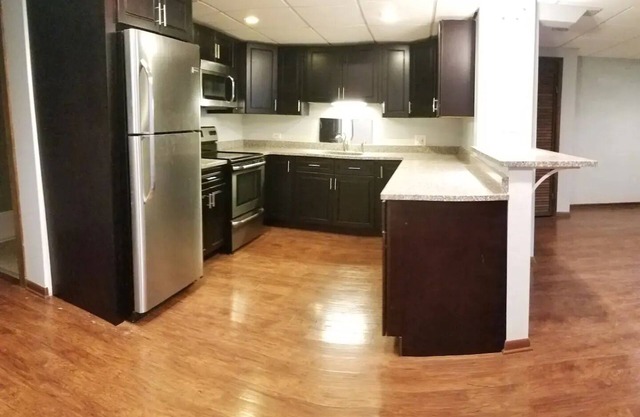 Chic 2-bedroom in center of Lincoln Park/Depaul/Wrigley + Parking