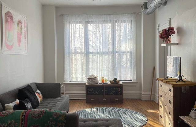 Chic 2-bedroom with AC, WiFi, in terrific Chicago neighborhood of Wicker Park.