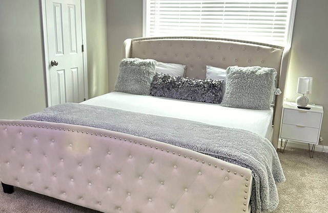 Chic 2-bedroom with fitness room, WiFi in delightful Marietta