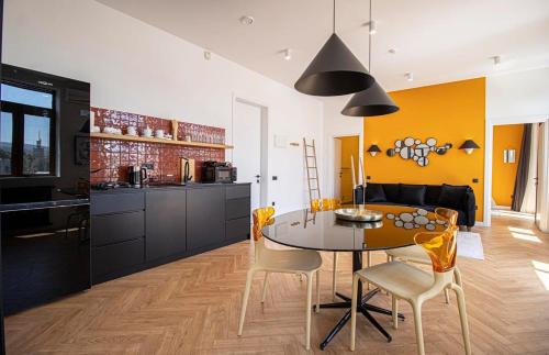 Chic 2BR Center Apt with View - By Wehost