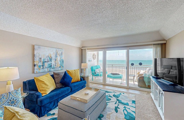 Chic and comfortable Gulf front condo, snowbird and dog friendly, pool, beaches