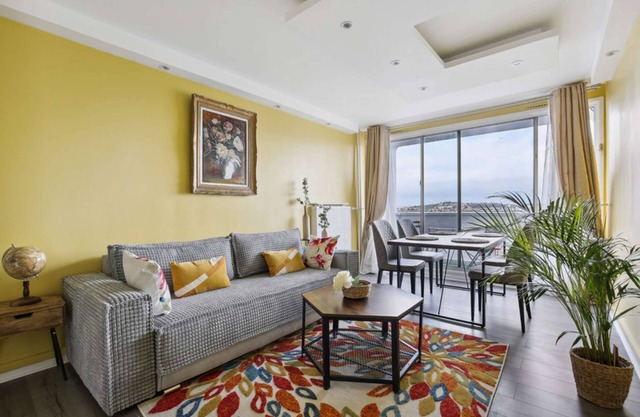 Chic and Spacious Apart With Parking