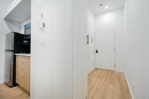 Chic Bright Apartment with Parking Near downtown Montreal