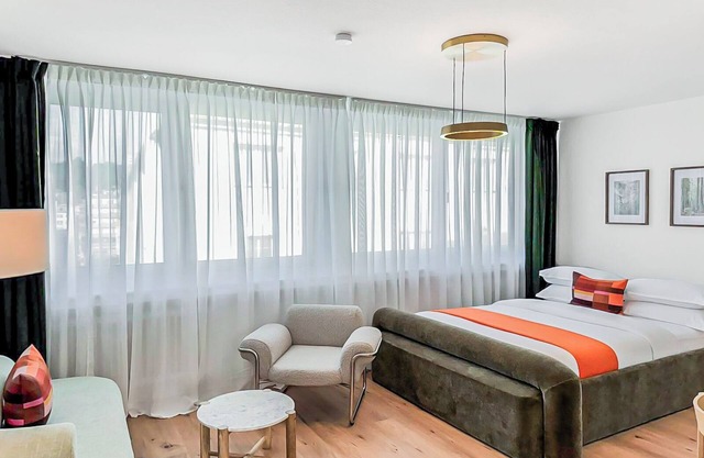 Chic City Apartment 1BR for 2- Elegant Comfort, Wuppertal City Center