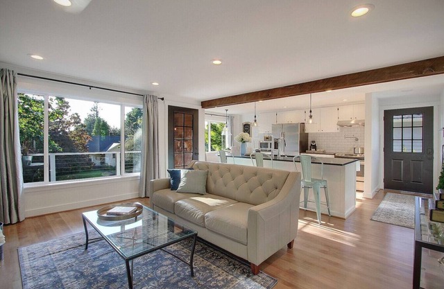 Chic & Comfy Upper 2B @DT Kirkland | Walk to Lake