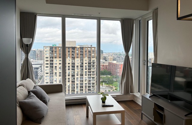 Chic Condo w/Skybridge to Bell Centre & Underground City Access