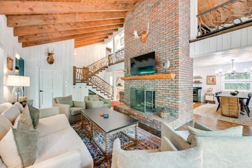 Chic Highlands Cabin Retreat with Deck and Office!
