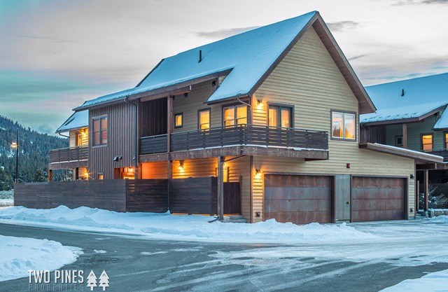 Chic Home Close to Town Center! Hot Tub! 5 Min Walk to Shuttle! 15 Min Drive to