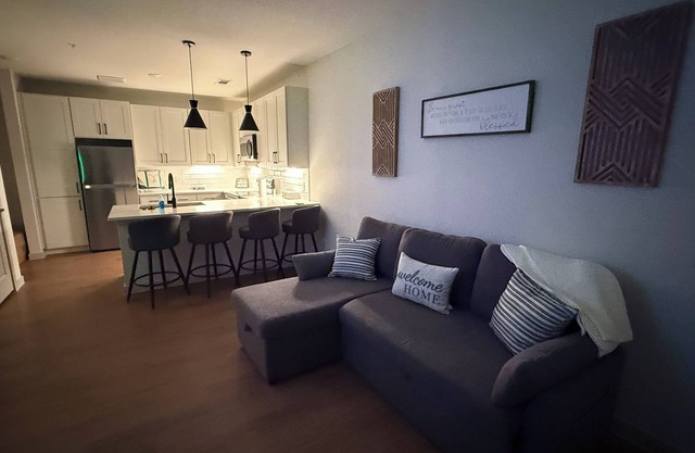 Chic Luxury Lakefront 1-bedroom apartment with AC, WiFi in Pflugerville