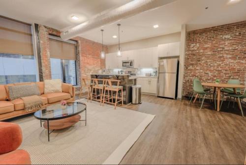 Chic Modern 2 bed Apartment with Exposed Brick