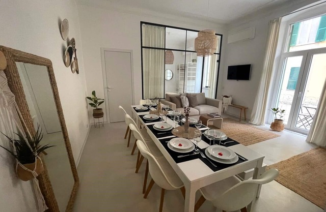 Chic & modern for groups & families-10 guests, in city center with 2 balconies