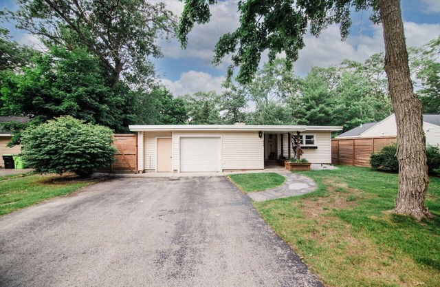 Chic Modern Home: Private Yard & Hot Tub!