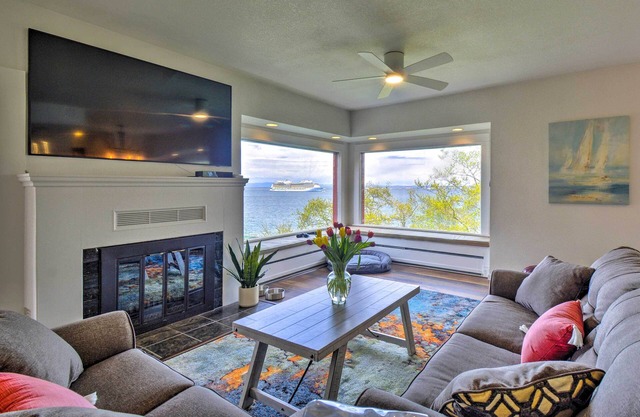 Chic Port Angeles Home w/Oceanfront Balcony!
