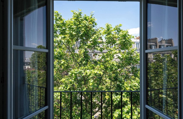 Chic & Serene Retreat Steps from Buttes-Chaumont with AC/WiFi in wonderful Paris