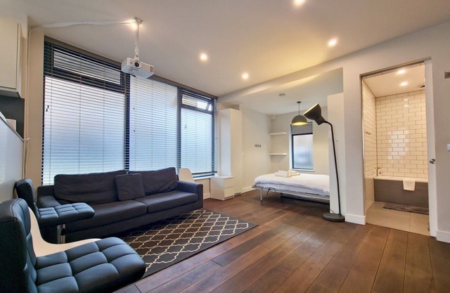 Chic Studio w Terrace | PTK| Pass the Keys