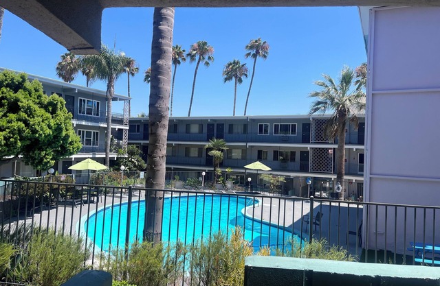 Chic studio with swimming pool, AC and WiFi in fabulous Greater Culver City.