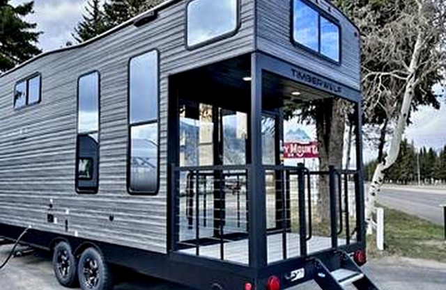 Chic Tiny House with Lofted Interior Perfect for a Family Escape in Texas