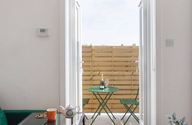 Chic2BedBalcony10minNotting Hill