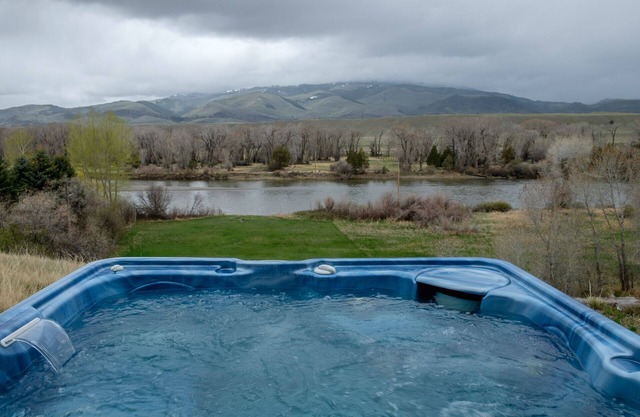 Chicory on the Yellowstone - Located on the Yellowstone River with a hot tub!