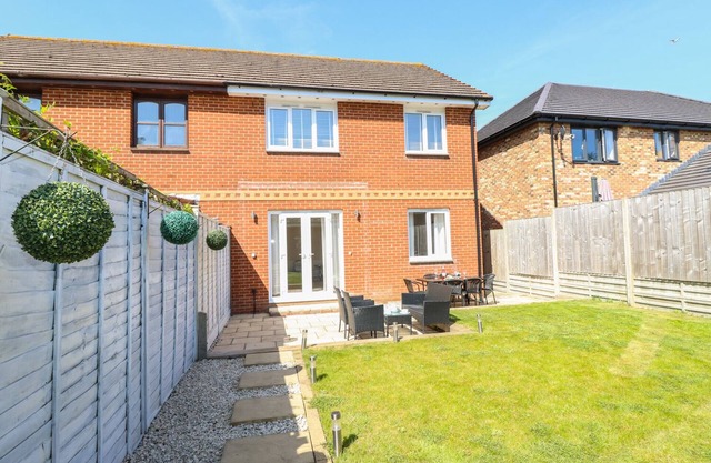 CHINEFIELDS, family friendly, with a garden in Freshwater