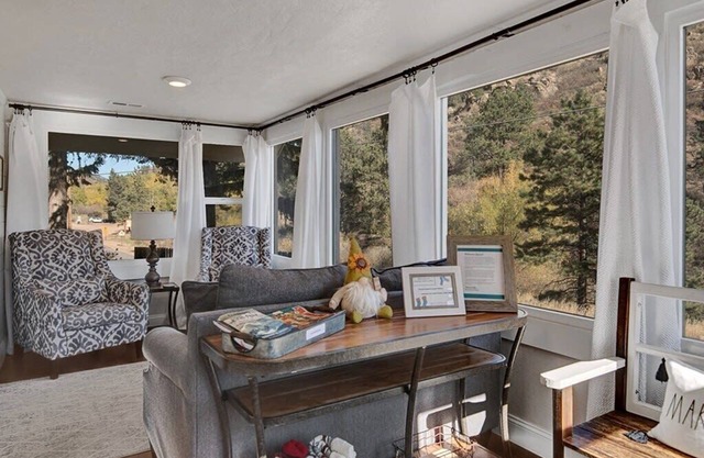 Chipita Park Cabin - pet friendly, quirky & comfy