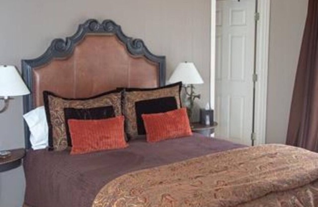 Chloe's Corner GUESTROOM at Arbor House Inn Bed & Breakfast on the River
