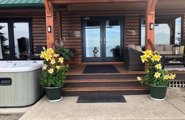 Christmas/New Years SEA TO SKI Mt.washington Beach Log home slps 14