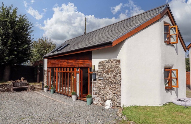 CHURCH BARN, pet friendly, with a garden in Bradworthy