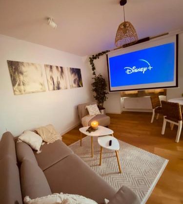 Cinema Apartment Magdeburg - Balkon & Beamer