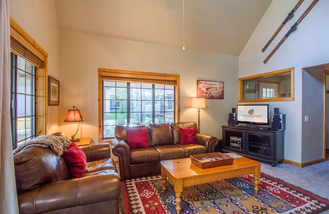 CIRC04 - Cozy cabin, Hot Tub, Community Pool, Fireplace, Bikes, BBQ