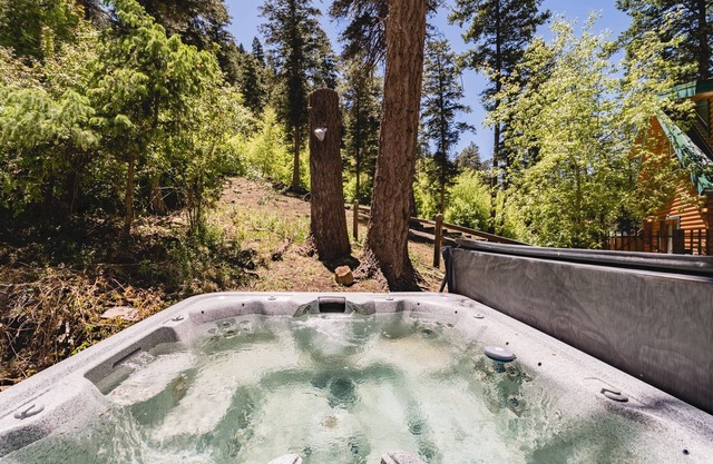 Circle Bar: Cute, Rustic 2 bedroom 2 bath cabin with a hot tub in the Upper Canyon!