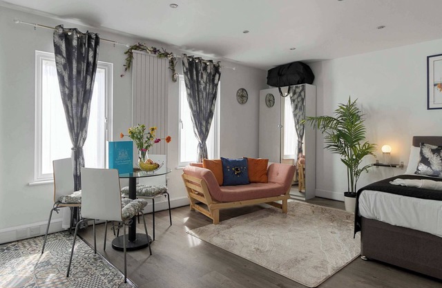 City Centre Studio Apartments (Stoop)-Short Stays UK Ltd
