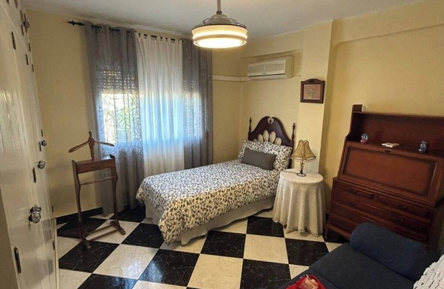 City Comfort Near Train & Bus, Walk to Beach