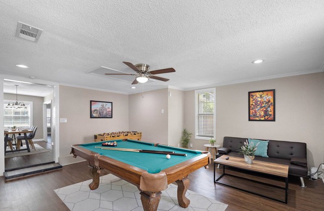 City Getaway near Midtown/DT Pool Game room