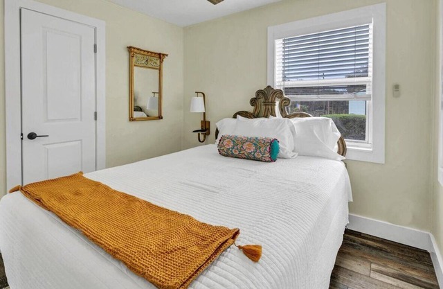 City Meets Coast 2BR Haven + Quick Wi-Fi