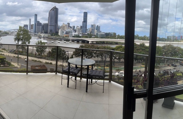 City pad suit Qld uni/mater hosp staff as opp mater Hosp . Min 3 mth booking