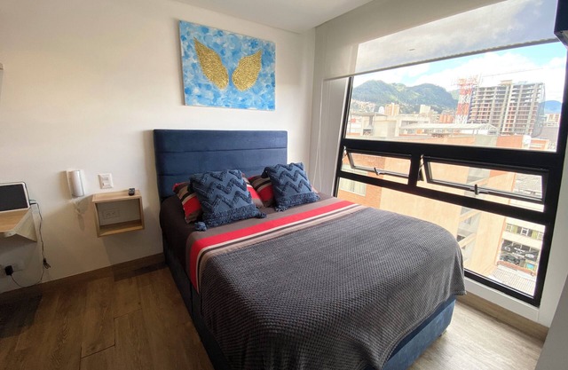 City-view apartment in Chapinero – fast WiFi, 24h security, gym & coworking