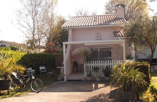 City with 7 ports, very touristy, Arcachon basin, forest, water park