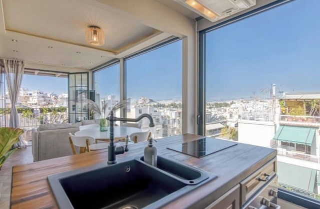 Cityscape Elegance Loft in Athensnn