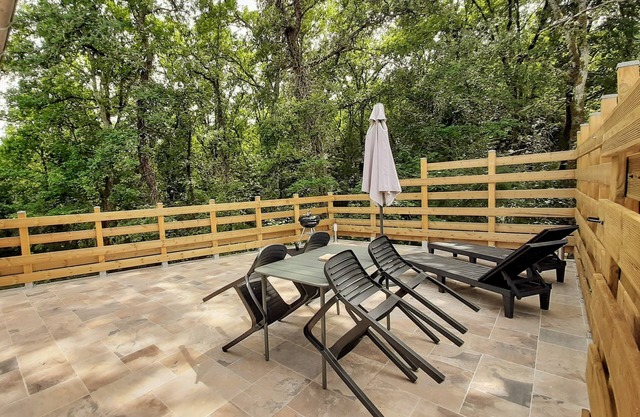 Clairière. Studio Neuf, Grande Terrasse, Piscine, Avec Magnifique vue Forêt