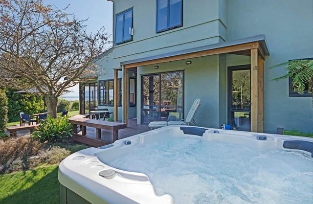 Clairmont Retreat - Fantastic Nelson Holiday Home with Spa Pool!