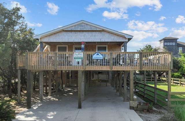 Classic Beach Home, Short Walk to Beach, Crow's Nest, Covered Decks.