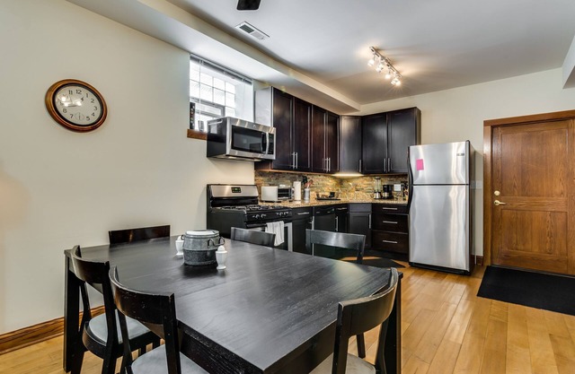 Classic Chicago with a Twist - Recently Renovated and PET FRIENDLY! by AllSet Turnover