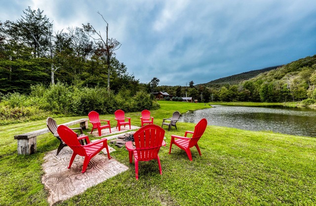 Classic log cabin near skiing on pond with mountain views & deck - dog-friendly