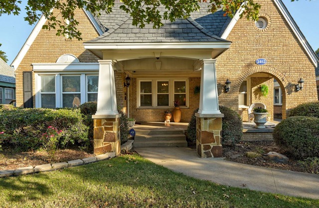 Classic Luxury Tutor and Garden Studio with Private Backyard