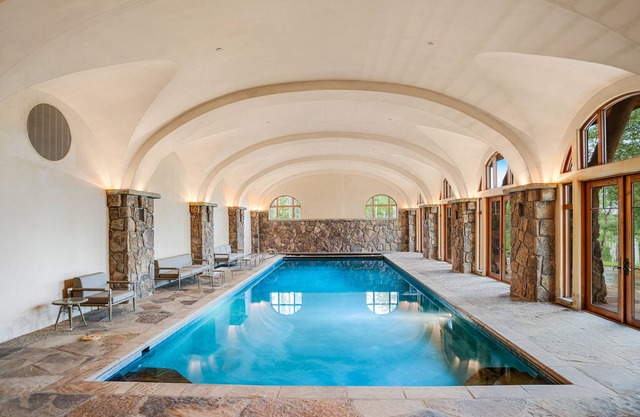 Classic mountain getaway near Telluride with private hot tub, pool, AC & W/D