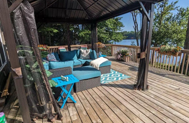 Classic Muskoka Getaway - Hot Tub, Private Beach, Firepit & View!
