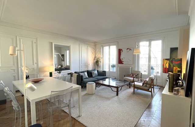 Classic Parisian apartment. Perfect for Olympics. Paris center. Family friendly.