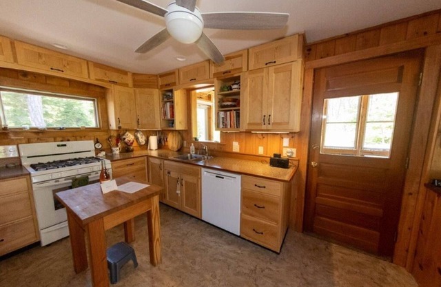 Classic Popham Cottage, Rustic with Amenities. Large Yard, Steps to Beach, Near Popham State Park...